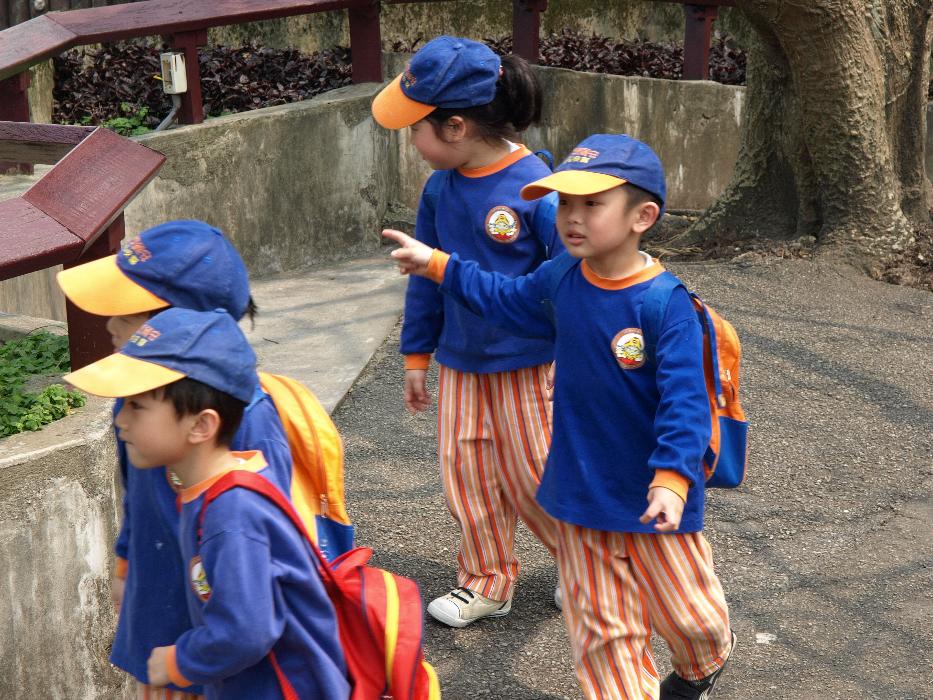 Gyermekek az állatkertben