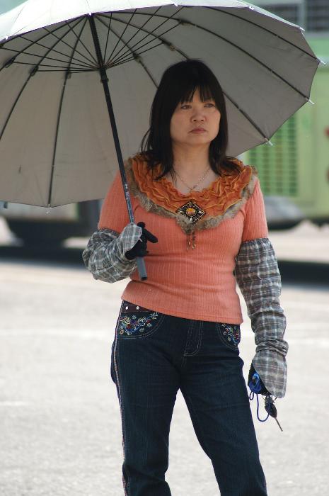 Hölgy napernyővel