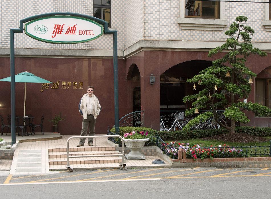 A Yuan Lin-i szálloda előtt