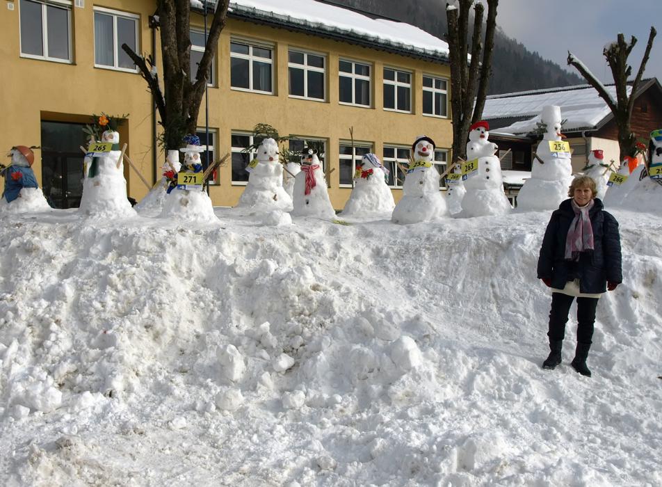 hóember gyerekek az iskola előtt