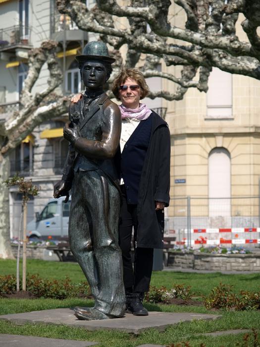 Chaplin szobor Petrával