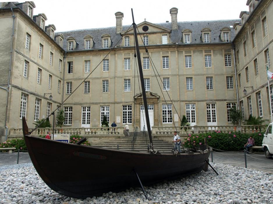 Bayeux, a Tapisserie Múzeum udvara
