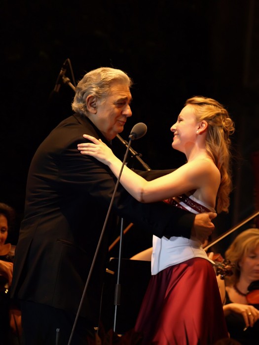 Plácido Domingo és Julia Novikova táncolnak