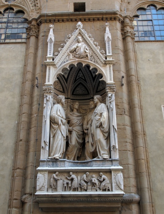 ... az Uffizi belső udvarán