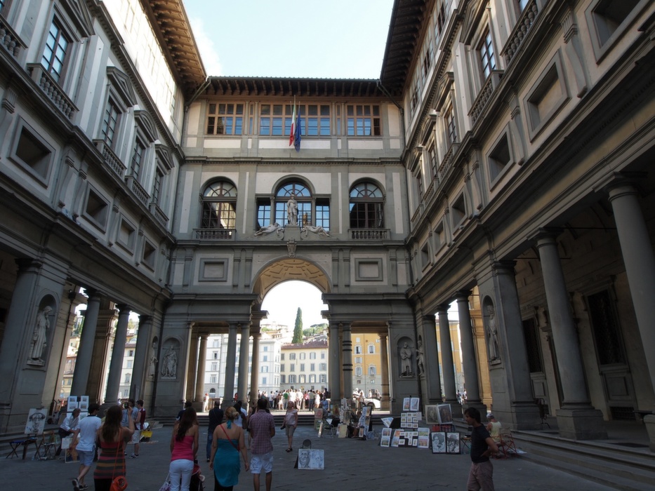 Az Uffizi képtár udvara